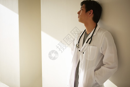 日本医院靠着帅哥户内一位男医生背景