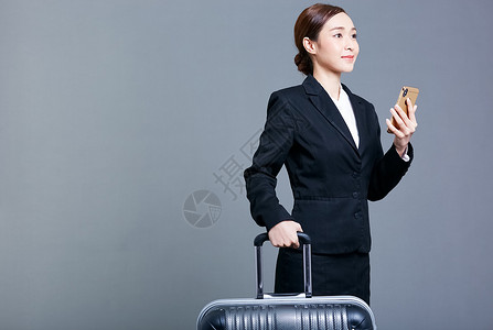 托着行李箱的商务女性图片