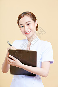 拿笔记录微笑的年轻护士图片