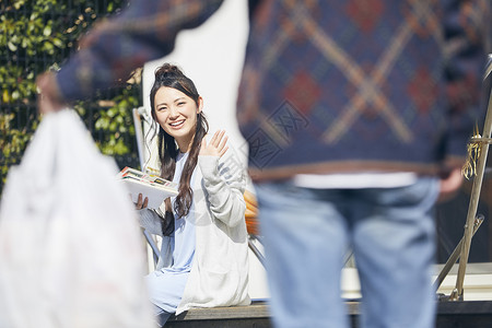 幸福年轻人在户外放松图片