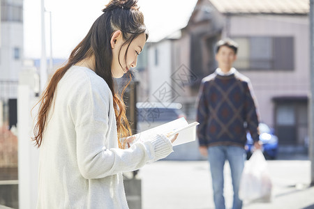 户外的情侣早晨生活图片