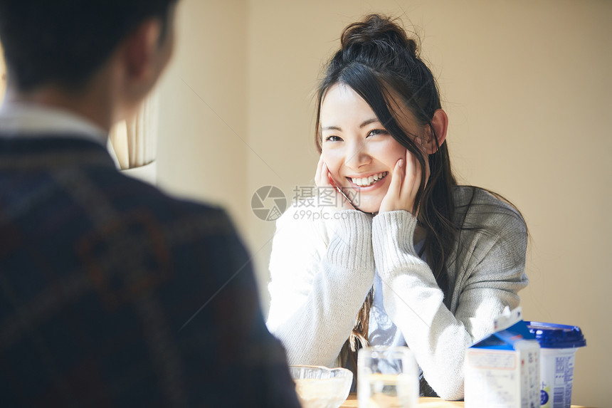 坐年轻女子男夫妻生活早餐图片