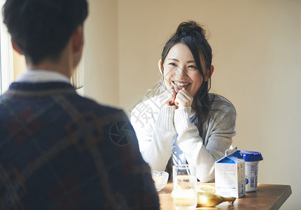 情侣两个人丰胸夫妻生活早餐图片