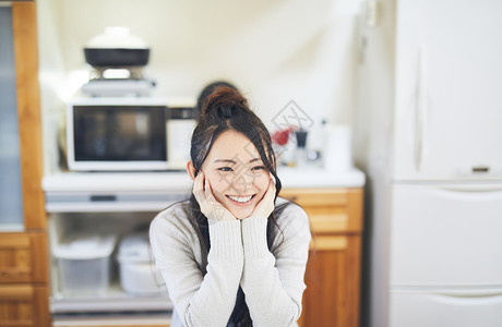 甜美女孩吃早餐图片