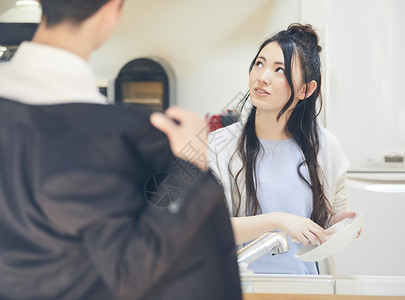 女子在厨房洗碗图片