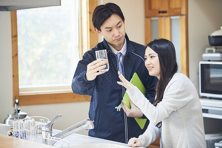 房屋中介人员正在检查厨卫餐具图片