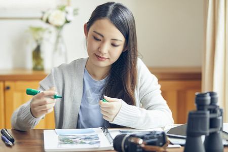 整理照片的青年女性图片