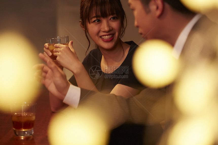流行上等30多岁男人和女人在酒吧喝酒图片