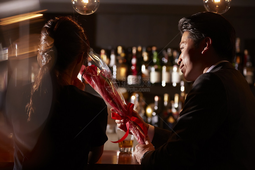 礼物情侣男子男人和女人在酒吧喝酒图片