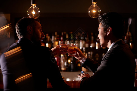 饮料工作台面男人们喝在酒吧的商人图片