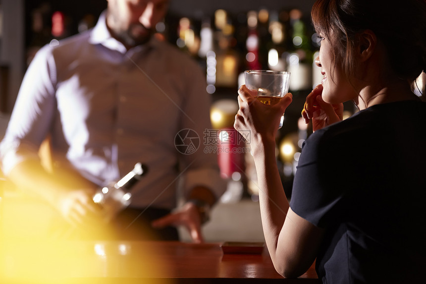 饭店户内女商人妇女在酒吧喝酒图片