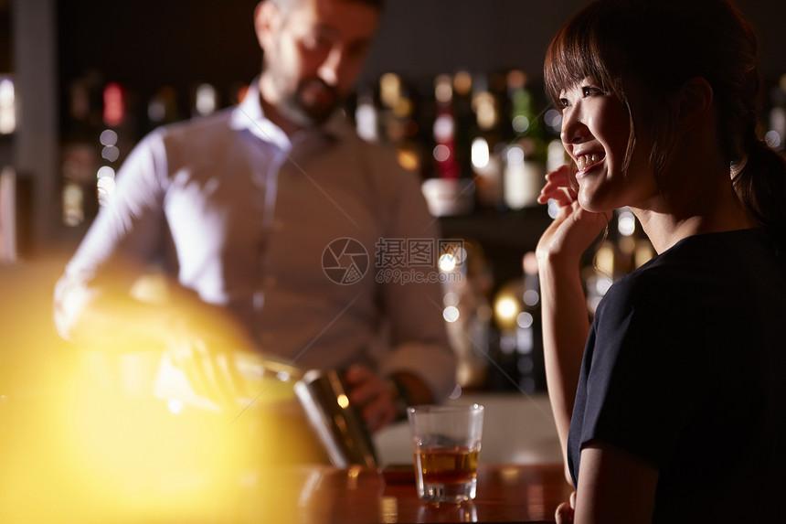工作台面复制空间坐下妇女在酒吧喝酒图片