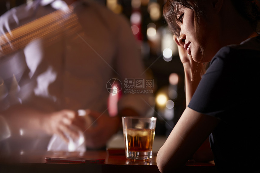 妇女在酒吧喝酒图片