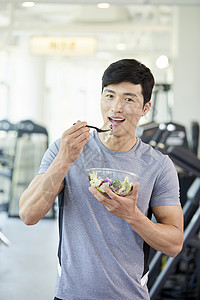 健身房男人吃沙拉图片
