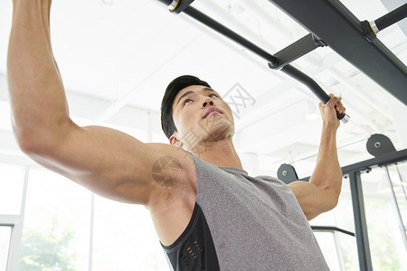 健身房锻炼的男性图片