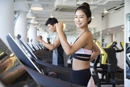 室内健身跑步的年轻女人图片