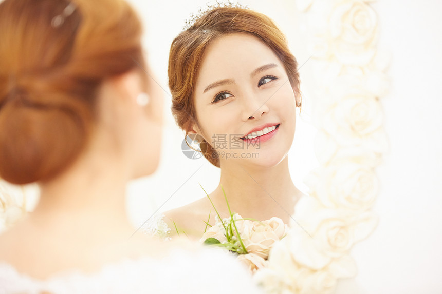 对着镜子微笑的新娘形象图片