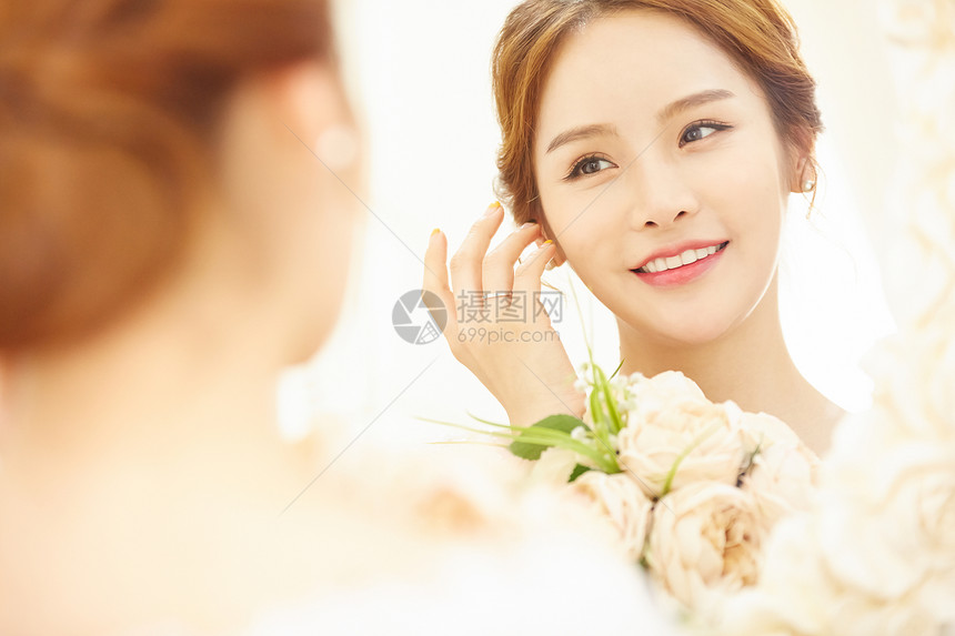 微笑的年轻新娘形象图片
