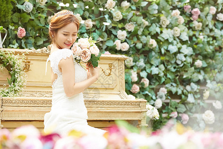 花园婚礼拿着捧花低头微笑的新娘图片