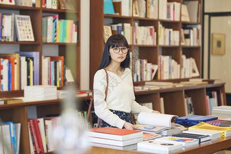 快乐年轻书籍一家书店的女人图片