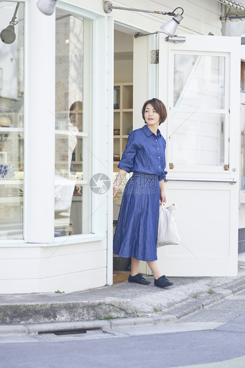 女士一人女人走路的肖像图片