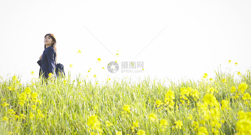 草丛中高中制服女学生图片