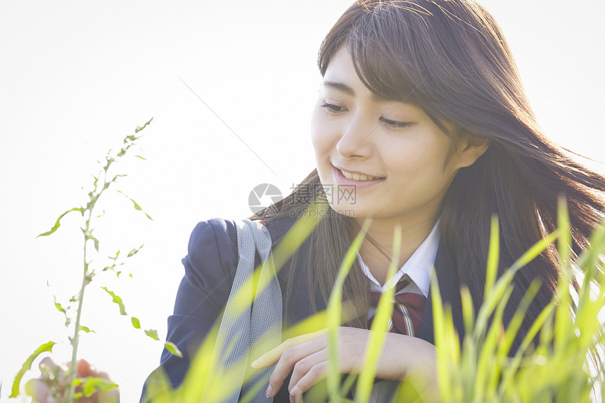 草丛中高中制服女学生图片