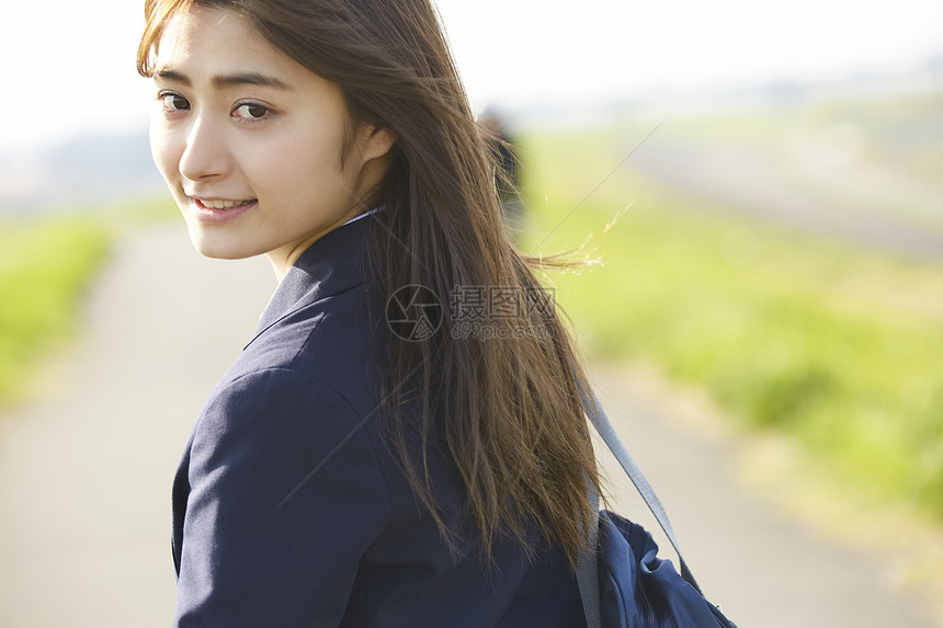 单人文稿空间长发上学的女学生图片