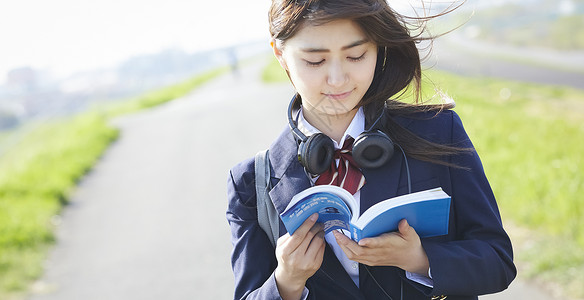 考试中的学生参考书通勤上学学校女孩高中学习图片