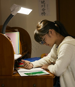 作业房间备考的学生学校女孩高中学习图片