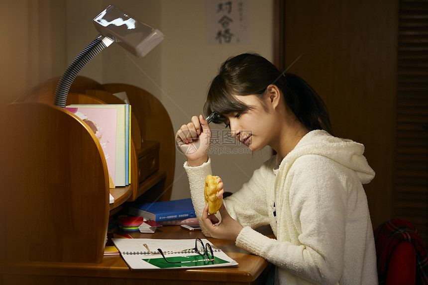 室内一人家居服学校女孩高中学习图片