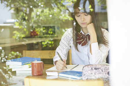 年轻的女性入学考试高清图片