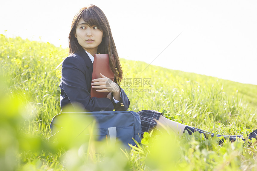 穿校服的女高中生图片