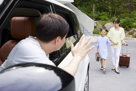 爸爸带上母女自驾旅行假期高清图片素材