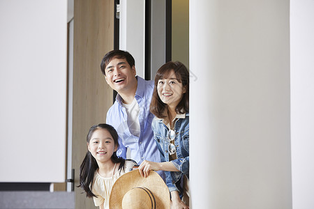成年男子微笑小孩旅行家庭爸爸妈妈女儿韩国人图片