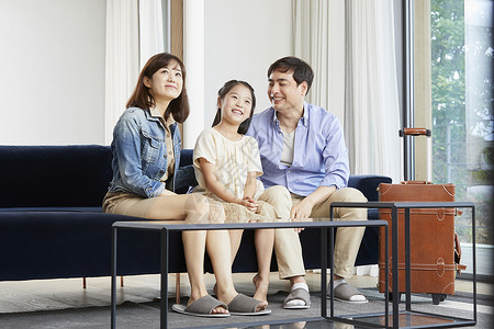 小孩父母假期旅行家庭爸爸妈妈女儿韩国人图片