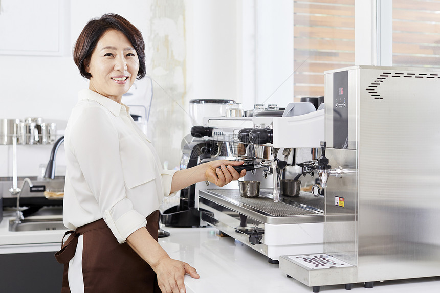 评价成年女子准备工作咖啡馆咖啡师韩语图片