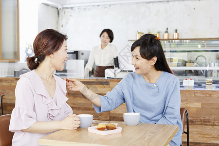 中年闺蜜咖啡厅聚会韩国人高清图片素材
