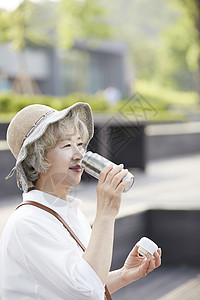 特写镜头饮料强烈的感情生活女人老人韩国人图片