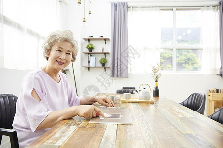 窗茶壶坐生活女人老人韩国人幸福高清图片素材