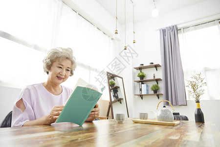 考试反射动作窗生活女人老人韩国人白发高清图片素材