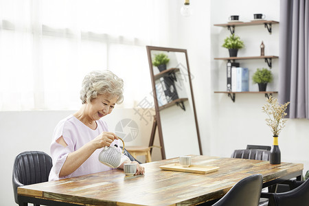 水壶椅子反射动作生活女人老人韩国人客厅高清图片素材