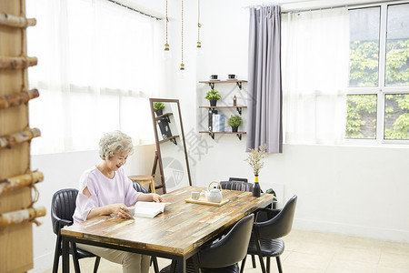 超时盯着看坐生活女人老人韩国人住房高清图片素材