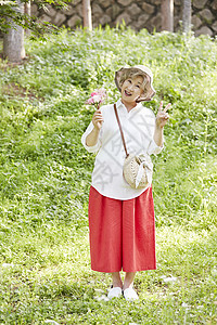 微笑书包帽子生活女人老人韩国人图片