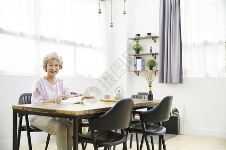 前视图车床强烈的感情生活女人老人韩国人茶杯高清图片素材