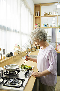 判断厨房支架生活女人老人韩国人幸福高清图片素材