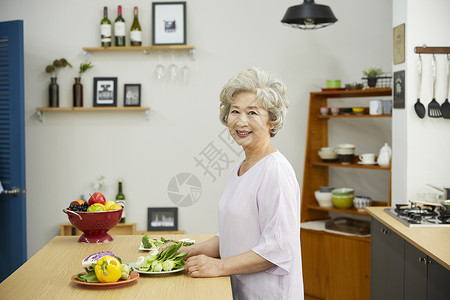 成年女子桌子橱柜生活女人老人韩国人支架高清图片素材