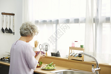 厨房桌子住房生活女人老人韩国人厨房用具高清图片素材