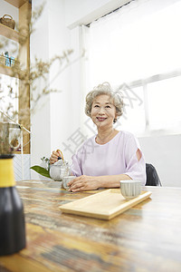 强烈的感情冰盘举起生活女人老人韩国人图片