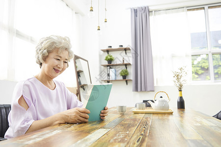 休息成人坐生活女人老人韩国人窗高清图片素材